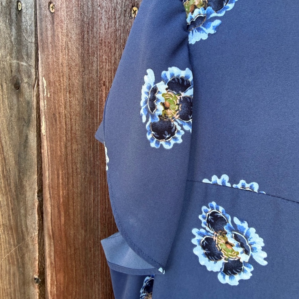 Loft Floral Print  Blue Flutter Sleeve Blouse Size Small - Picture 7 of 14